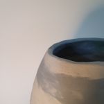 Vaas van grijze en witte klei. Detail
